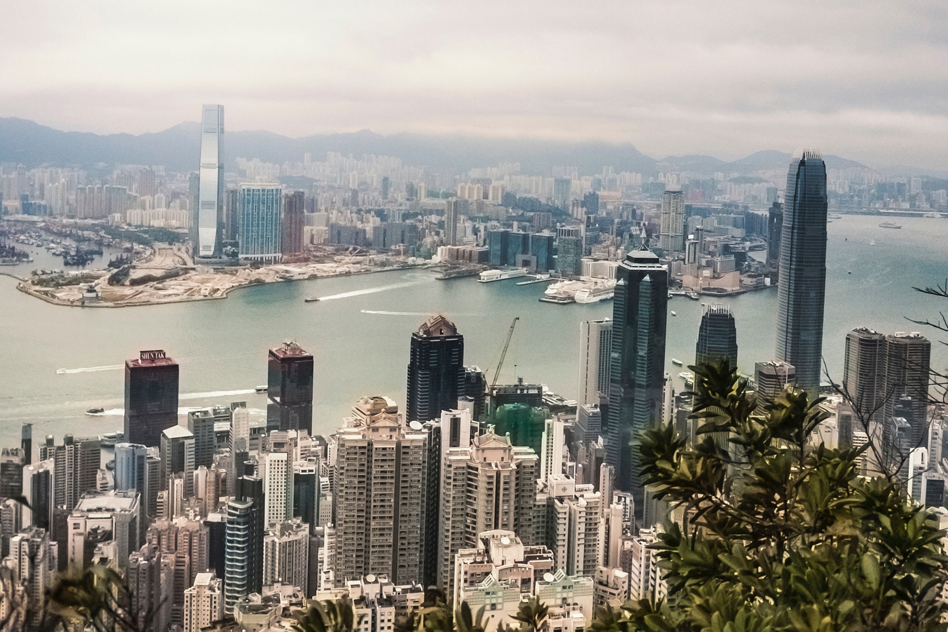 гонконг дешевый. гонконг туризм. гонконг жилые дома. гонконг дешевый. бухта, гавань, гонконг.